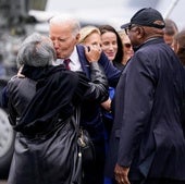 Joe Biden y su mujer, Jill, se despiden de varios demócratas en North Charleston en su último día de presidencia.