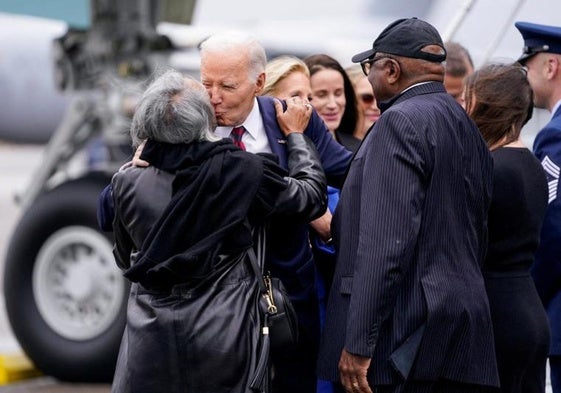 Joe Biden y su mujer, Jill, se despiden de varios demócratas en North Charleston en su último día de presidencia.