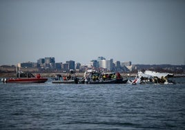 Buzos de la Guardia Costera trabajan en la operación de rescate en el río Potomac.