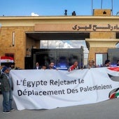 Protestas en el paso de Rafah contra el plan de EE UU de trasladar palestinos a Egipto.