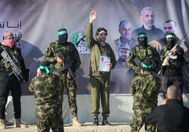 Hamas libera en Gaza a dos de los tres rehenes acordados este sábado