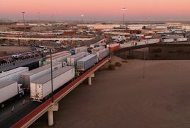 Decenas de camiones aguardan a entrar en Estados Unidos desde Ciudad Juárez (México) horas antes de la aplicación de aranceles.