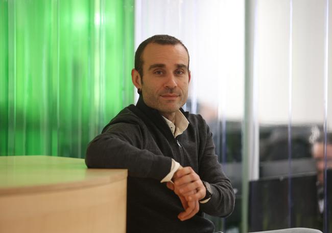 Álex Rayón posa tras la entrevista.
