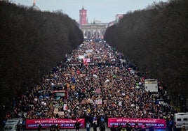 Más de 160.000 personas protestan en Berlín contra el coqueteo de los conservadores con la ultraderecha