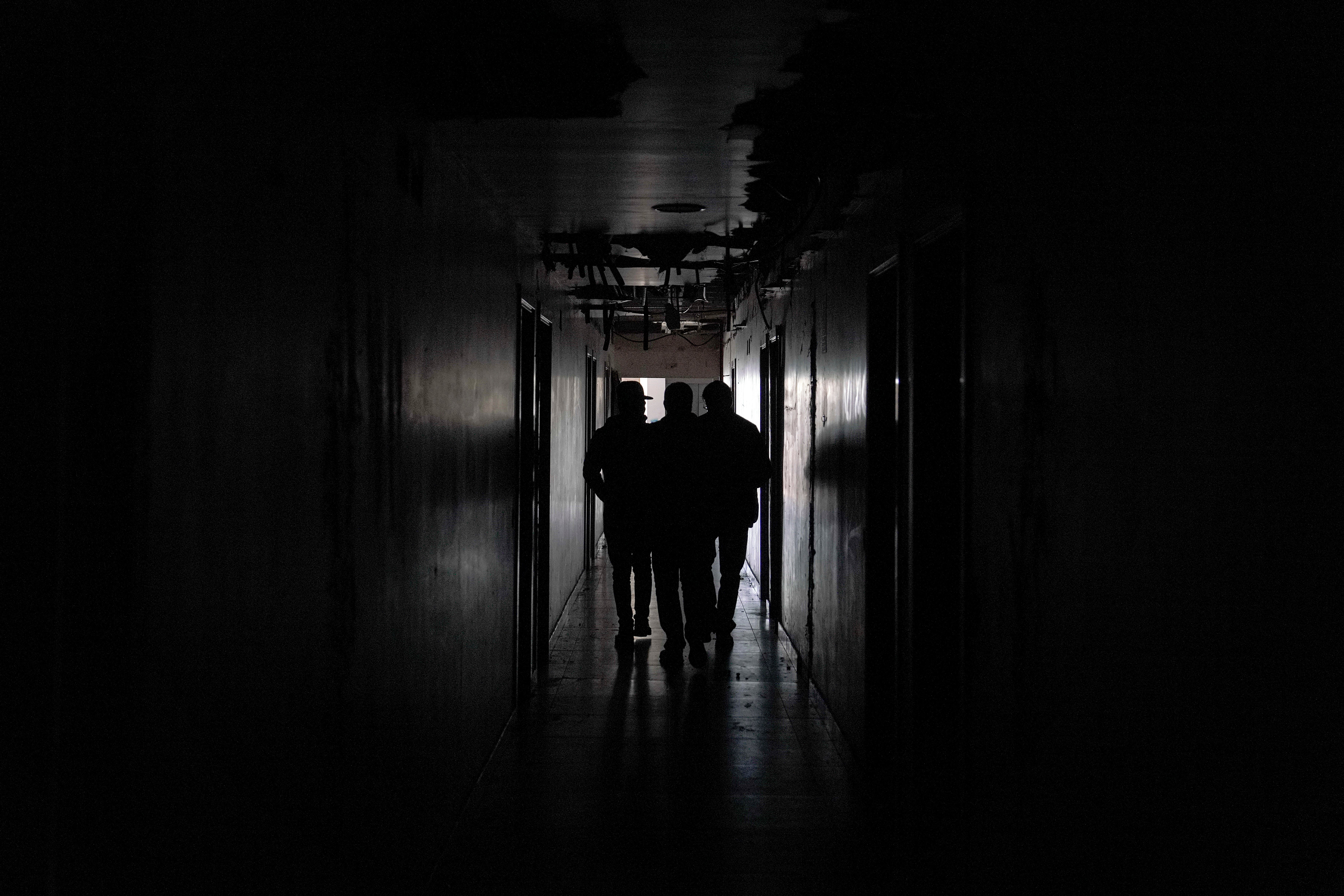Tres personas en el interior del hotel