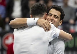 Jaume Munar y Pedro Martínez celebran la victoria de España en el dobles ante Suiza.