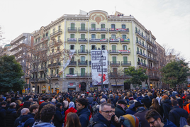 Vecinos y activistas se concentran ante la Casa Orsola