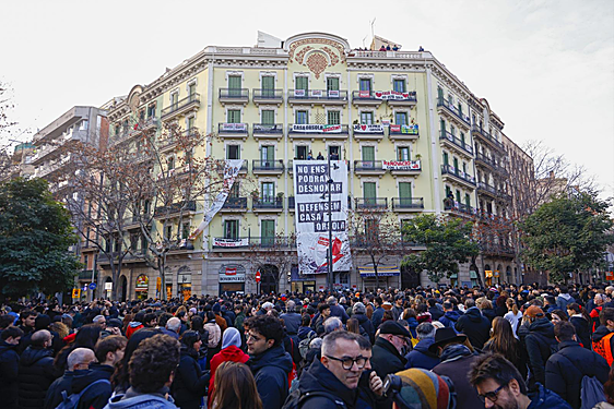 El juez vuelve a aplazar el desahucio de la casa Orsola en Barcelona
