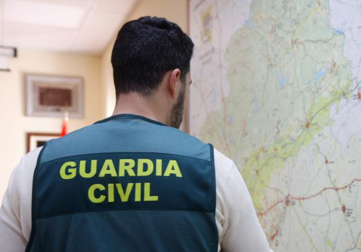 Un agente de la Guardia Civil