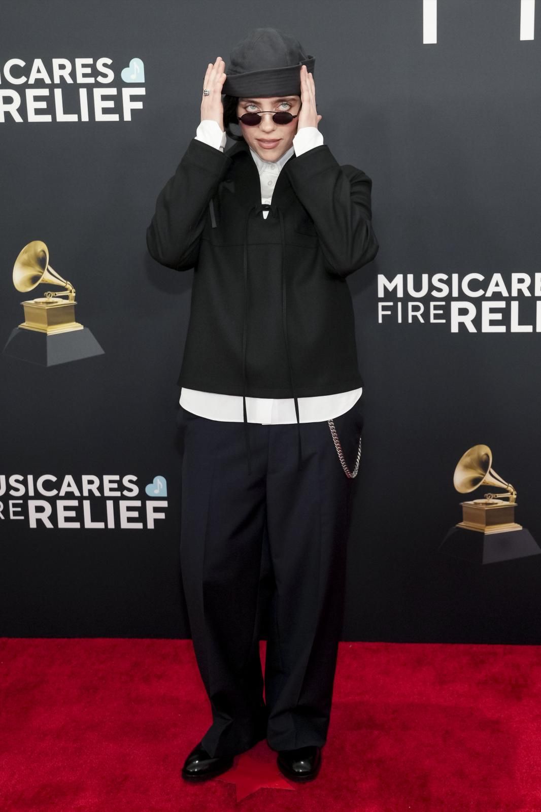 Billie Eilish. fiel a su estilo, con un conjunto holgado en negro y blanco firmado por Prada.