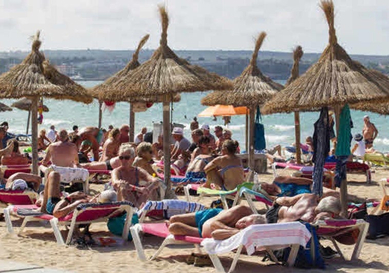 Una playa española, abarrotada de turistas.