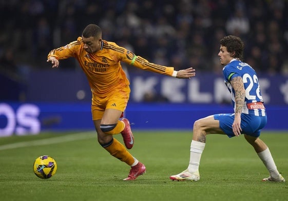 Kylian Mbappé y Carlos Romero, durante el Espanyol-Real Madrid.