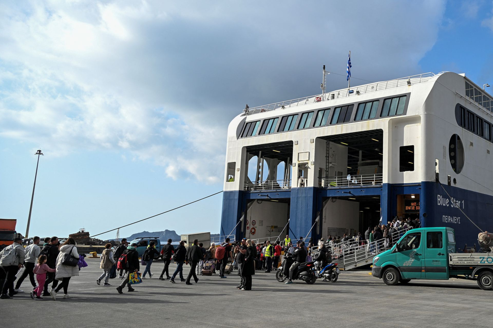 Turistas abandonan Santorini tras el aviso de las autoridades.