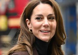 El 'look' de oficina de estrella de Hollywood que Kate Middleton quiere convertir en regla de estilo: pantalones que hacen tipazo y blazer en el color tendencia