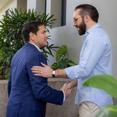 El presidente de El Salvador, Nayib Bukele (d), saluda al secretario de Estado de los Estados Unidos, Marco Rubio, este lunes en el distrito de El Congo (El Salvador).