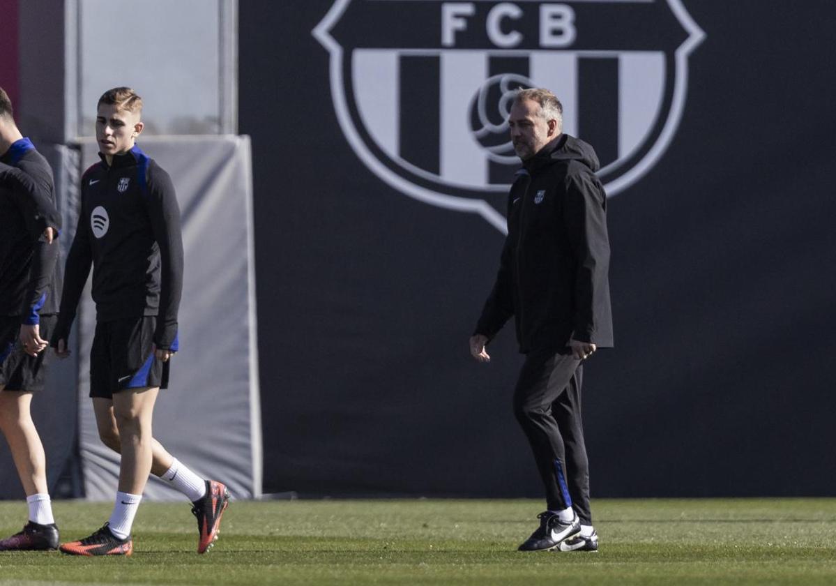 Hansi Flick dirige un entrenamiento del Barça previo al duelo copero ante el Valencia.