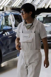 Un trabajador de la fábrica de Volkswagen en Puebla (México).