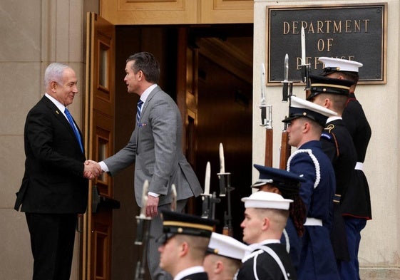 El primer ministro israelí, Benjamín Netanyahu, y el secretario de Defensa de EE UU, Pete Hegseth, en su encuentro en Washington.