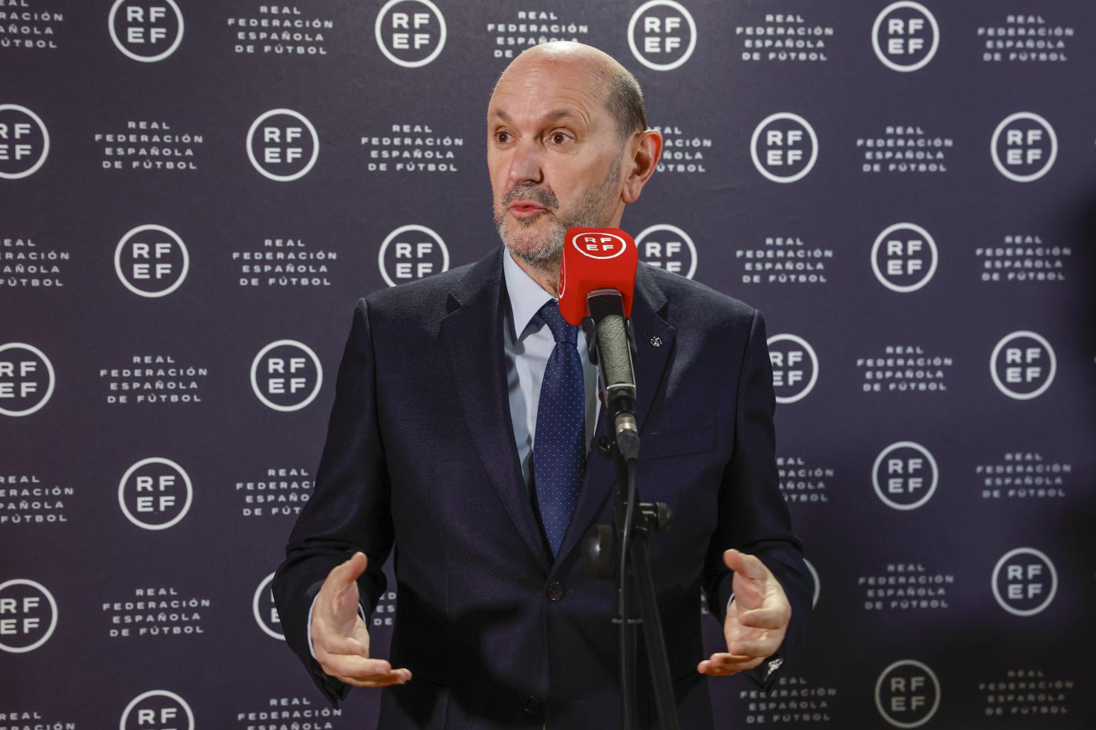 Rafael Louzán, presidente de la Federación Española de Fútbol, antes de la reunión con los clubes y el CTA