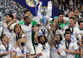 Marcelo, levantando la Champions de 2022 con el Real Madrid.