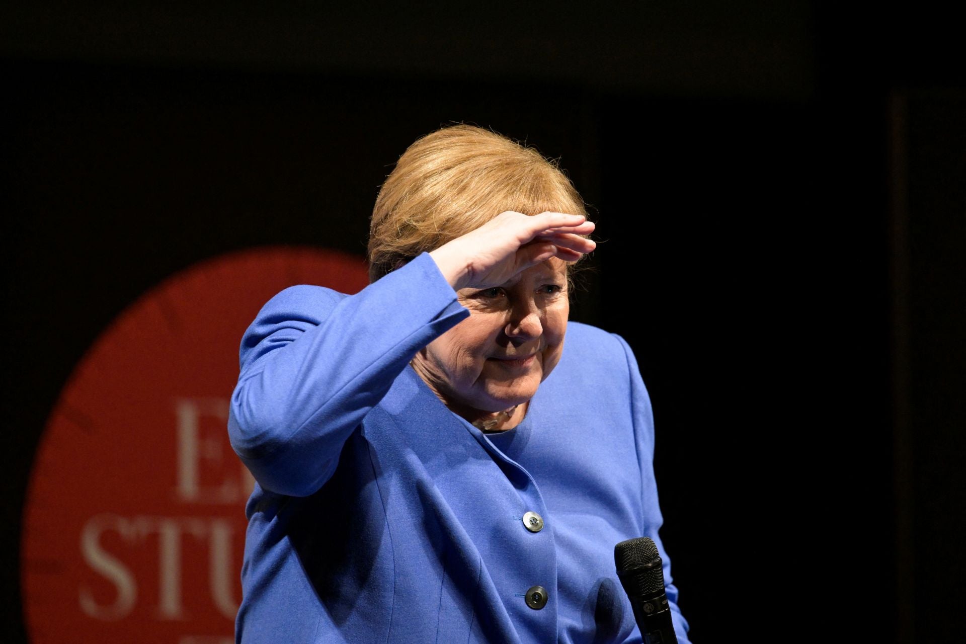 La ex canciller alemana, Angela Merkel, asiste a un debate sobre su mandato y la situación actual en Alemania y Europa, en Hamburgo.