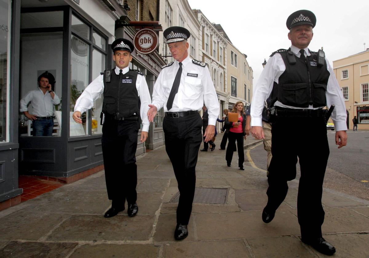 Agentes de Scotland Yard patrullan por las calles de Londres.