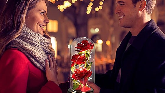 El regalo perfecto para San Valentín para ellas: rosas eternas con joyería
