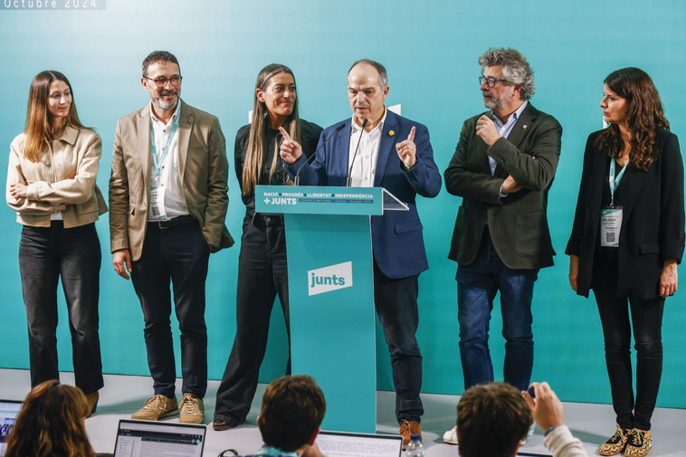 El secretario general de Junts, Jordi Turull, junto a otros miembros de la formación