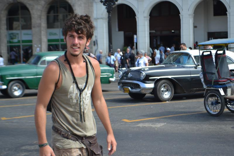 El exjugador del Sporting, Javi Poves, en un viaje a Cuba