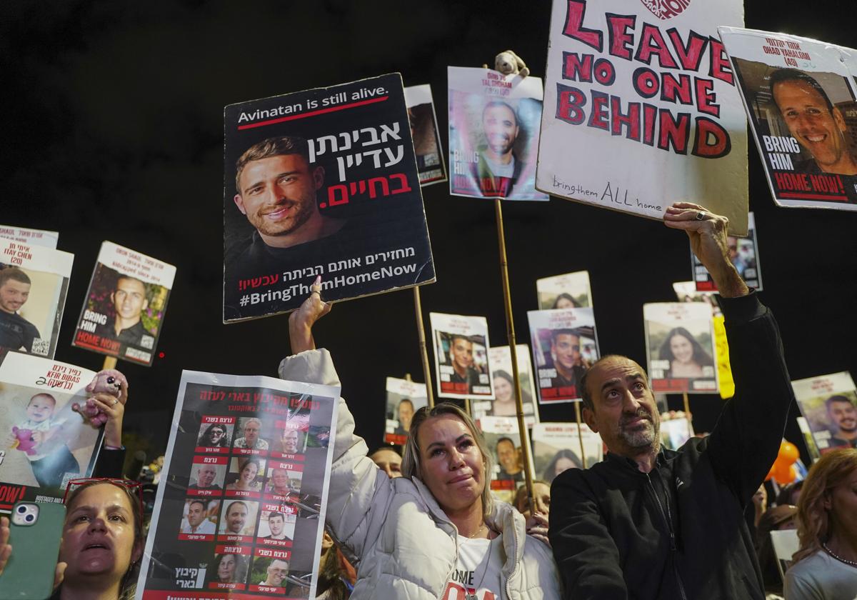 Familiares de rehenes durante una manifestación en Tel Aviv.