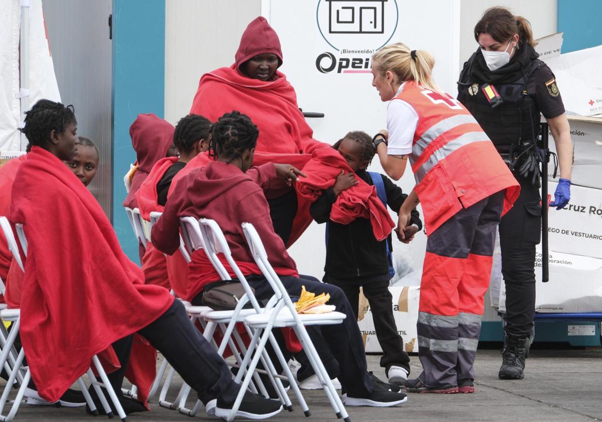 Efectivos de la Cruz Roja atienden a varios menores migrantes no acompañados