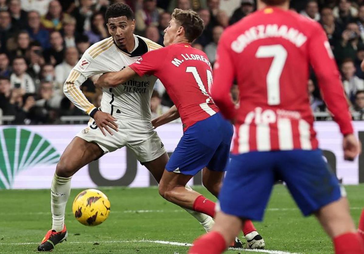 Bellingham forcejea con Llorente durante el derbi madrileño en el Bernabéu de la pasada temporada.