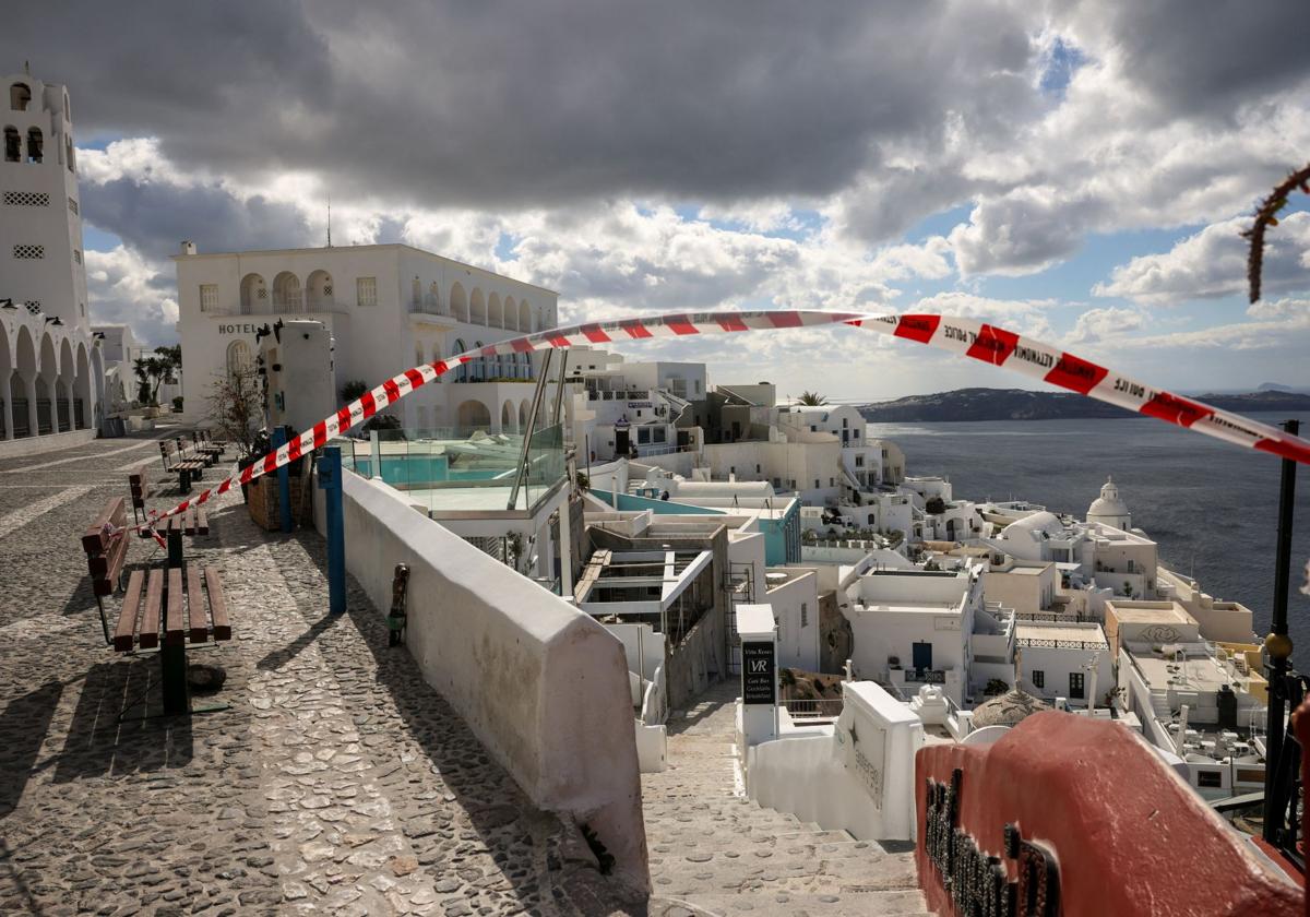 Un camino cortado en el pueblo de Fira, mientras continúa el aumento de la actividad sísmica en la isla de Santorini.