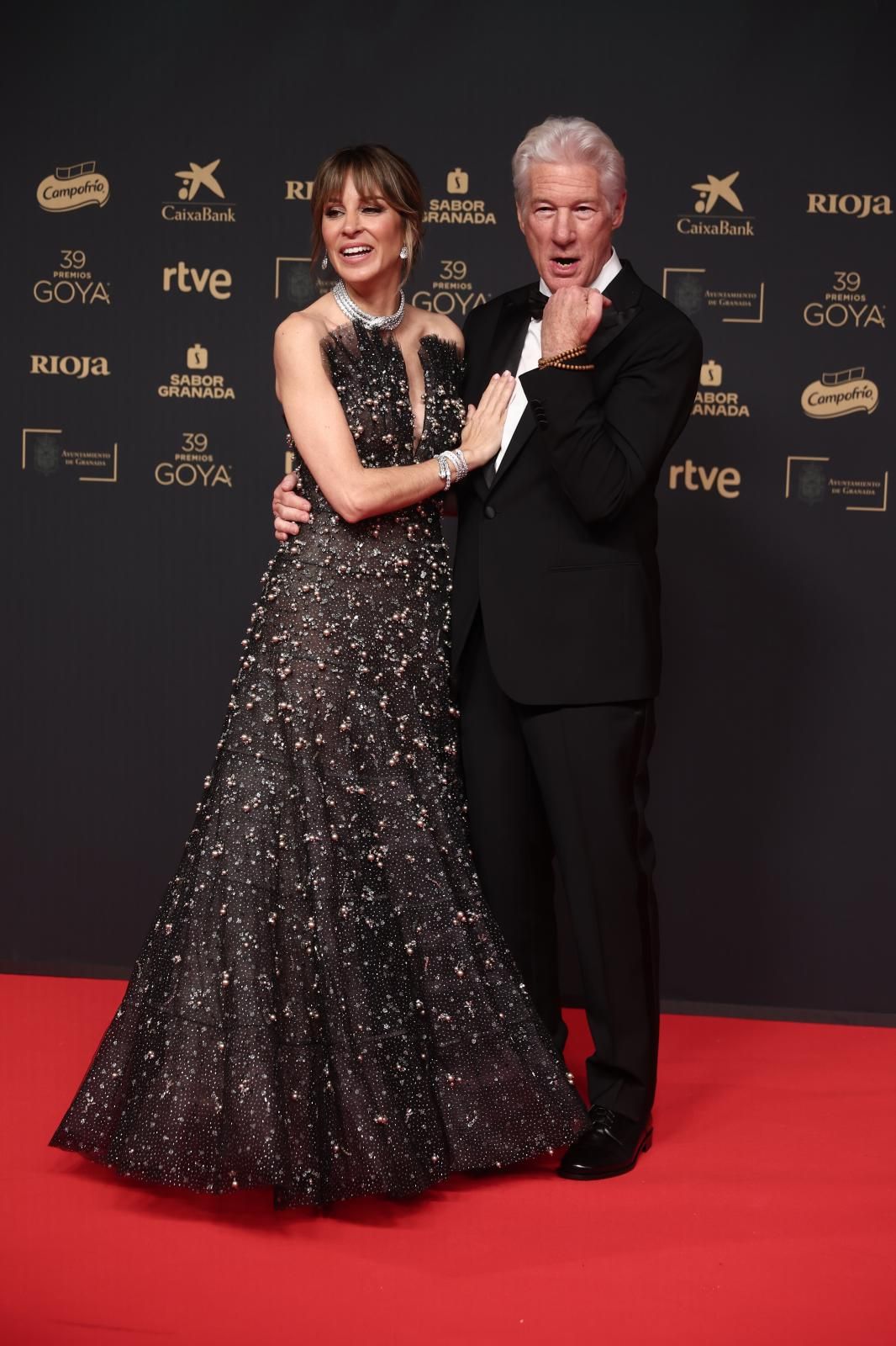 Richard Gere, la estrella de la noche, con traje de Armani, junto a su pareja, Alejandra, de Armani Privé y joyas de Bulgari que contrastaban con la sencillez de las pulseras de madera del actor. 