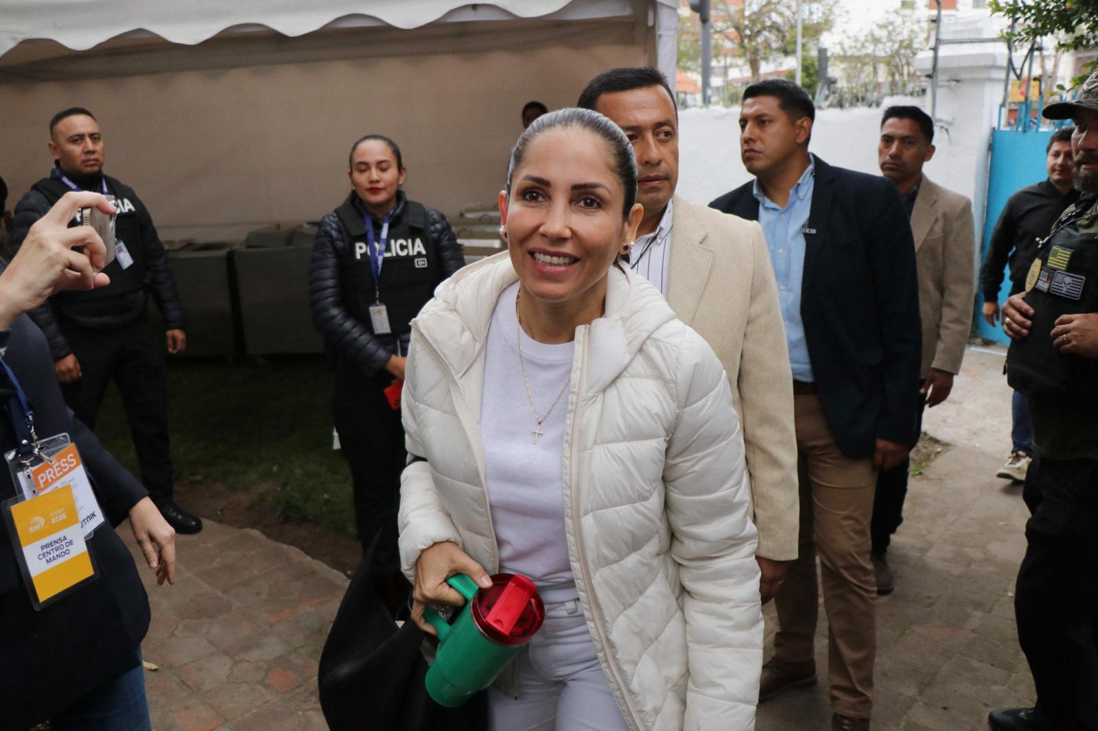 Luisa González llega a la sede de su partido para seguir el escrutinio.