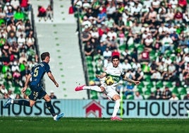 El Elche se afianza en la zona noble y deja al Tenerife contra las cuerdas