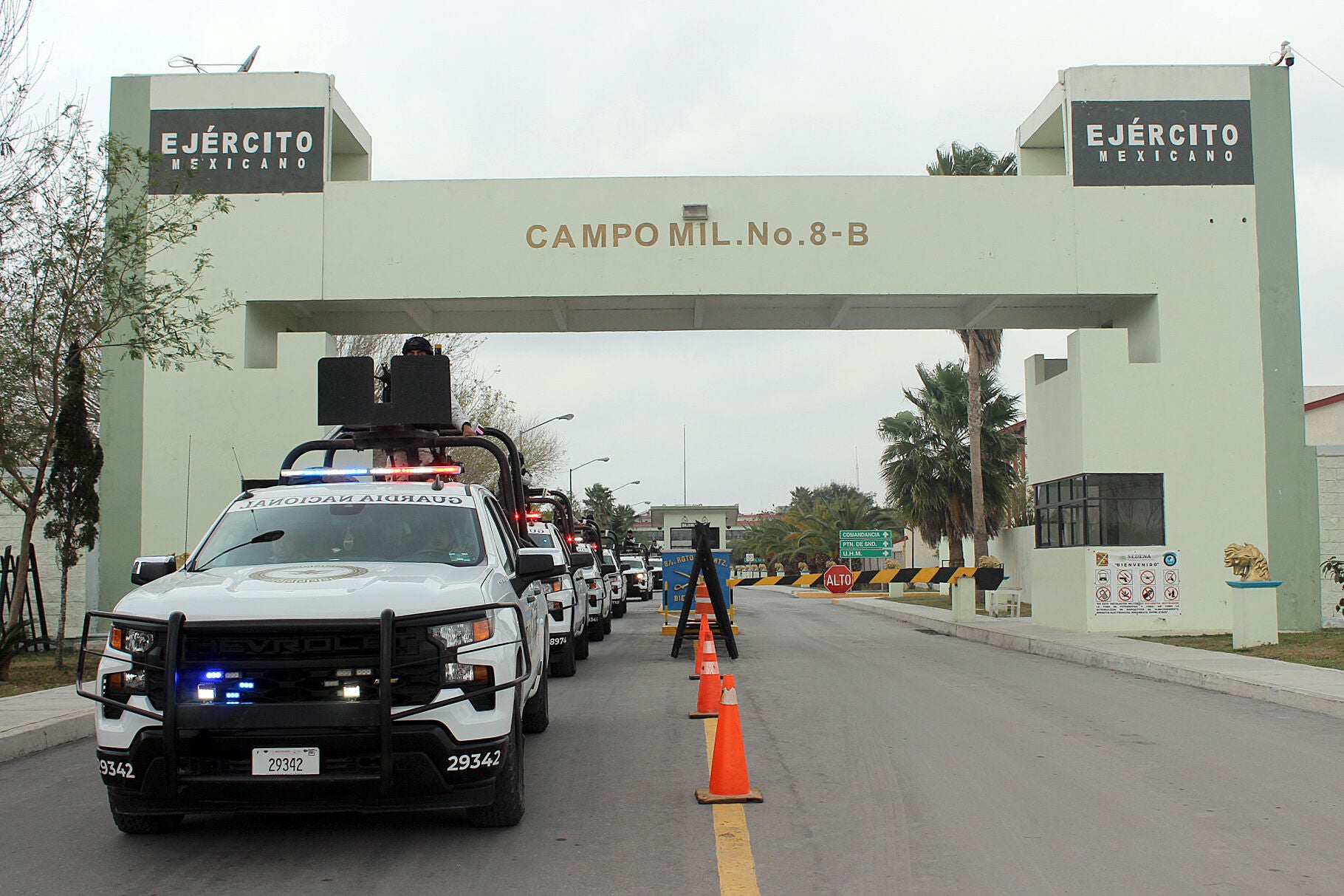 La Guardia Nacional de México vigila la frontera.