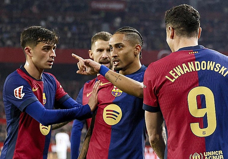 Raphinha celebra junto a Pedri y Lewandowski su gol en el Pizjuán.