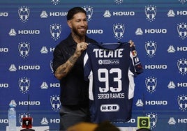 Sergio Ramos, posando con la camiseta de Rayados con el dorsal '93'