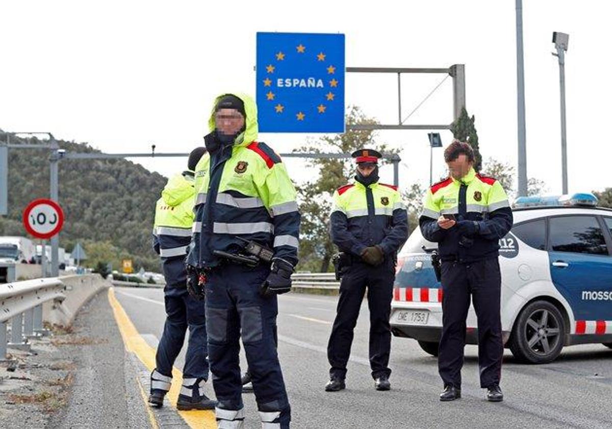 Unos mossos en la frontera.