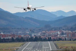 Avión aterrizando en uno de los aeropuertos de Aena.