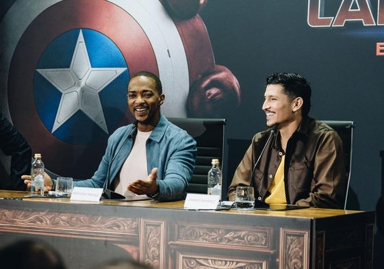 Anthony Mackie y Danny Ramírez, durante la rueda de prensa en Madrid.