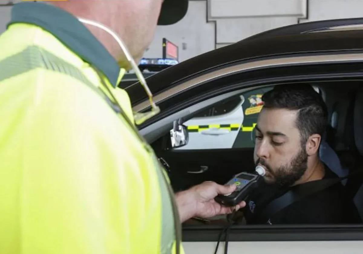 ¿Te pueden hacer un control de alcoholemia si estás estacionado con el coche?