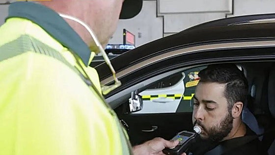 ¿Te pueden hacer un control de alcoholemia si estás estacionado con el coche?