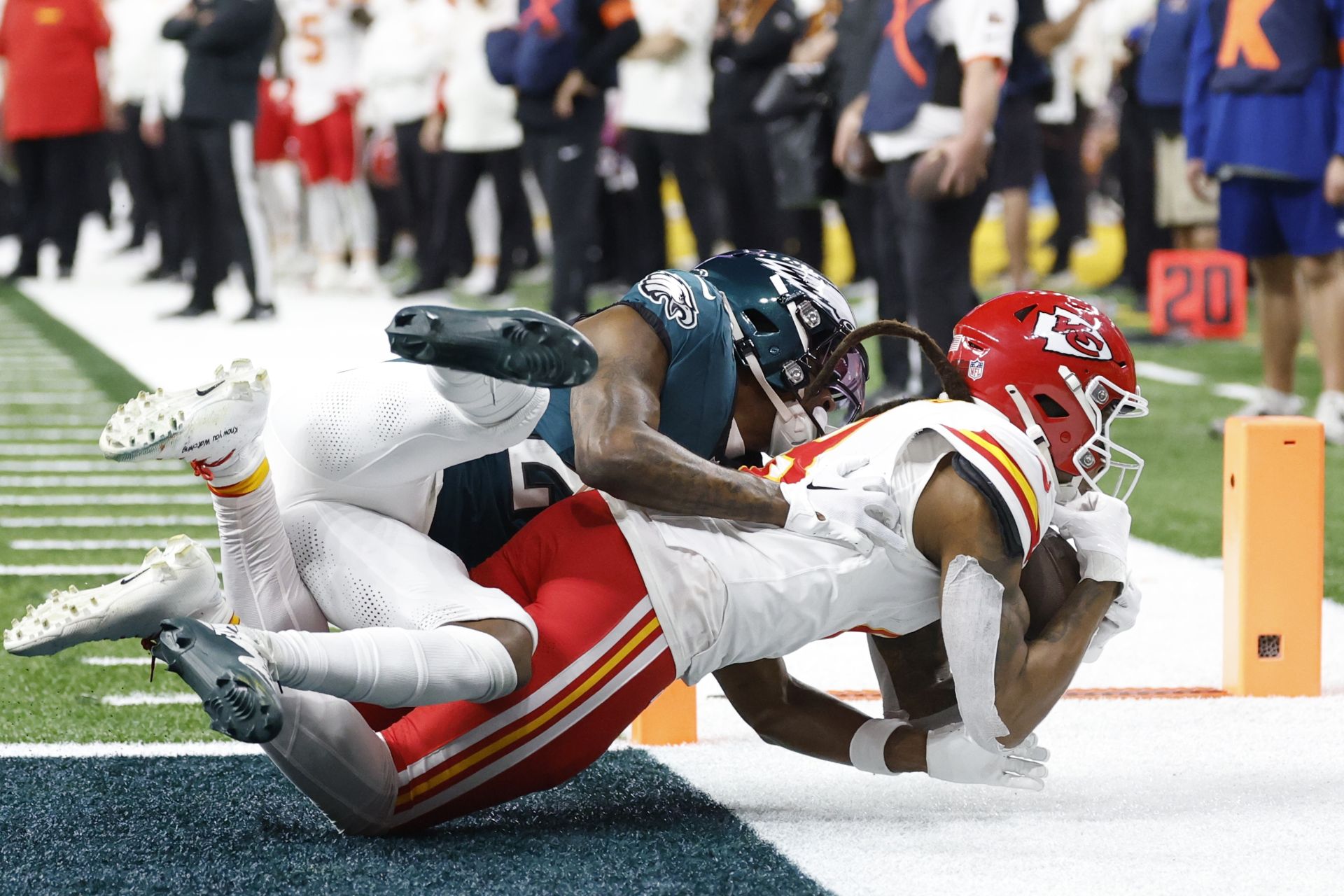 Los Kansas City Chiefs lograron maquillar un tanto el resultado a última hora con dos touchdowns de DeAndre Hopkins y de Xavier Worthy (40-22).