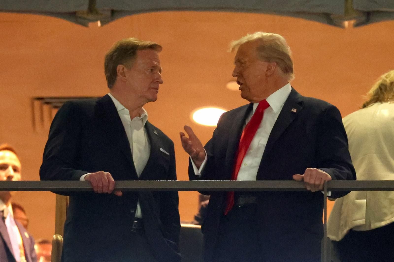 Roger Goodell, comisionado de la NFL, junto al presidente de Estados Unidos, Donald Trump, en uno de los palcos del Ceasars Superdome de Nueva Orleans.