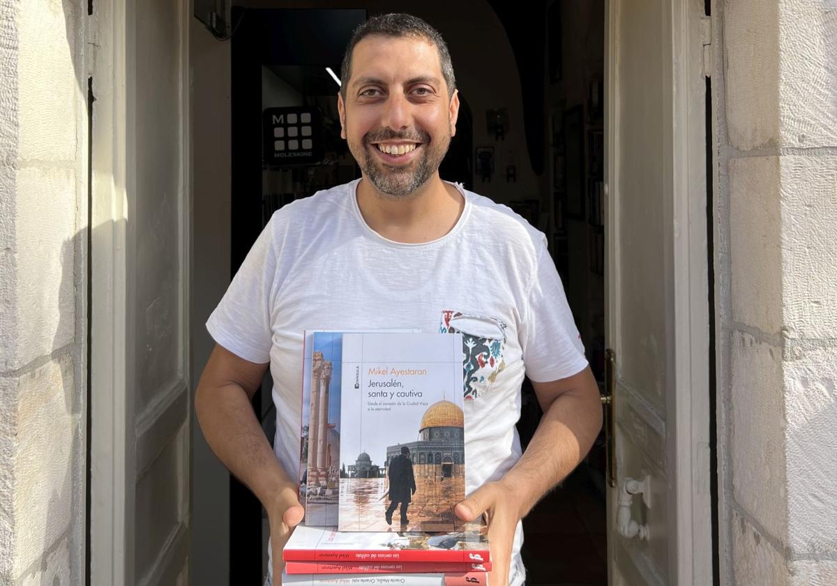 Mahmoud Muna, propietario de la librería Educational Bookshop en Jerusalén.