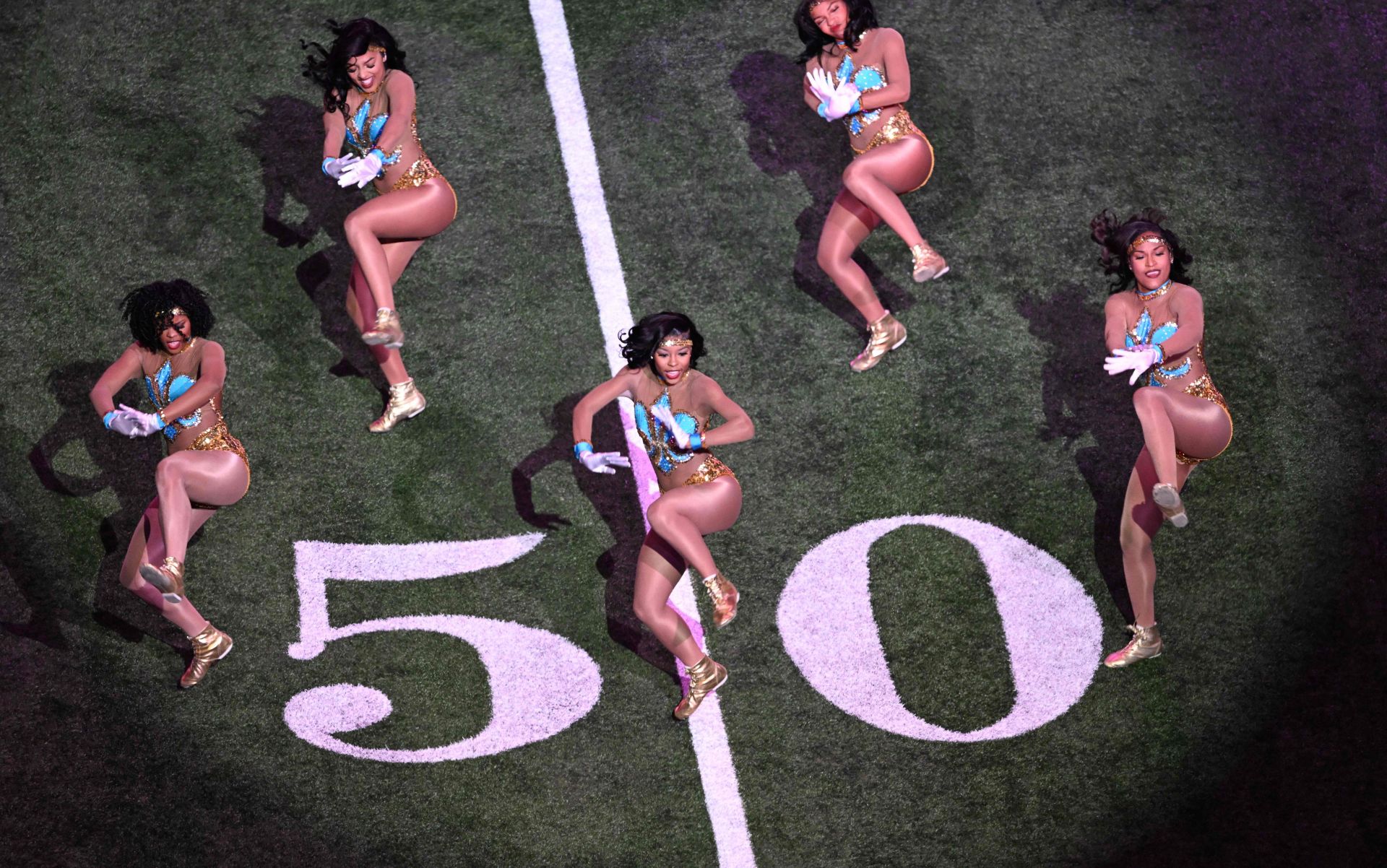 Un grupo de bailarinas, actuando antes del inicio del partido entre los Philadelphia Eagles y los Kansas City Chiefs.