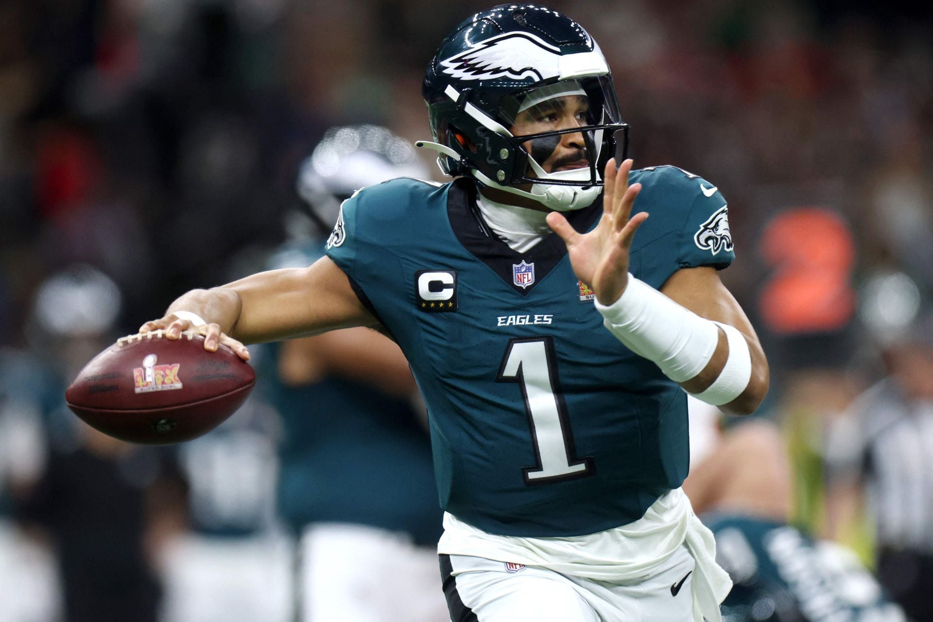 Jalen Hurts, quarterback de los Philadelphia Eagles, se dispone a pasar en el primer cuarto del partido disputado en Nueva Orleans.