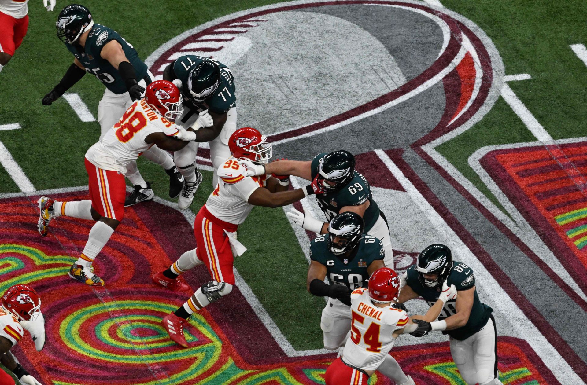 La defensa de los Kansas City Chiefs y el ataque de los Philadelphia Eagles frente a frente al inicio de la Super Bowl.